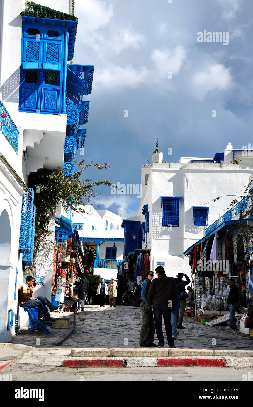 Rue principale avec des boutiques de souvenirs, Sidi Bou Saïd, Tunis, Tunisie Gouvernorat Banque D'Images