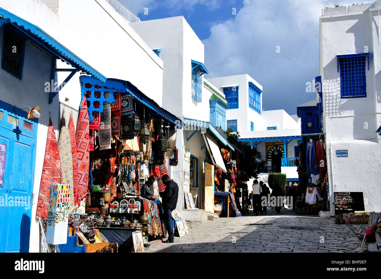 Rue principale avec des boutiques de souvenirs, Sidi Bou Saïd, Tunis, Tunisie Gouvernorat Banque D'Images