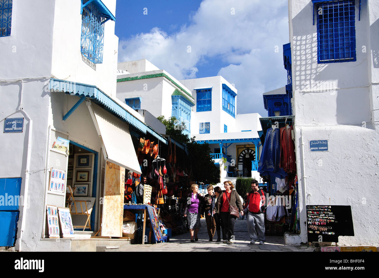 Rue principale avec des boutiques de souvenirs, Sidi Bou Saïd, Tunis, Tunisie Gouvernorat Banque D'Images