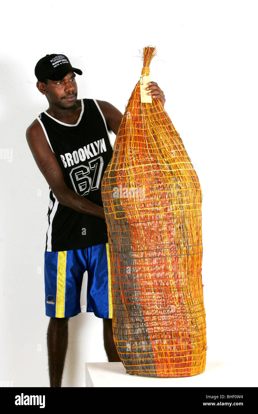 L'artiste autochtone australienne Asmond Turner-Ali avec piège à poisson (art). Banque D'Images