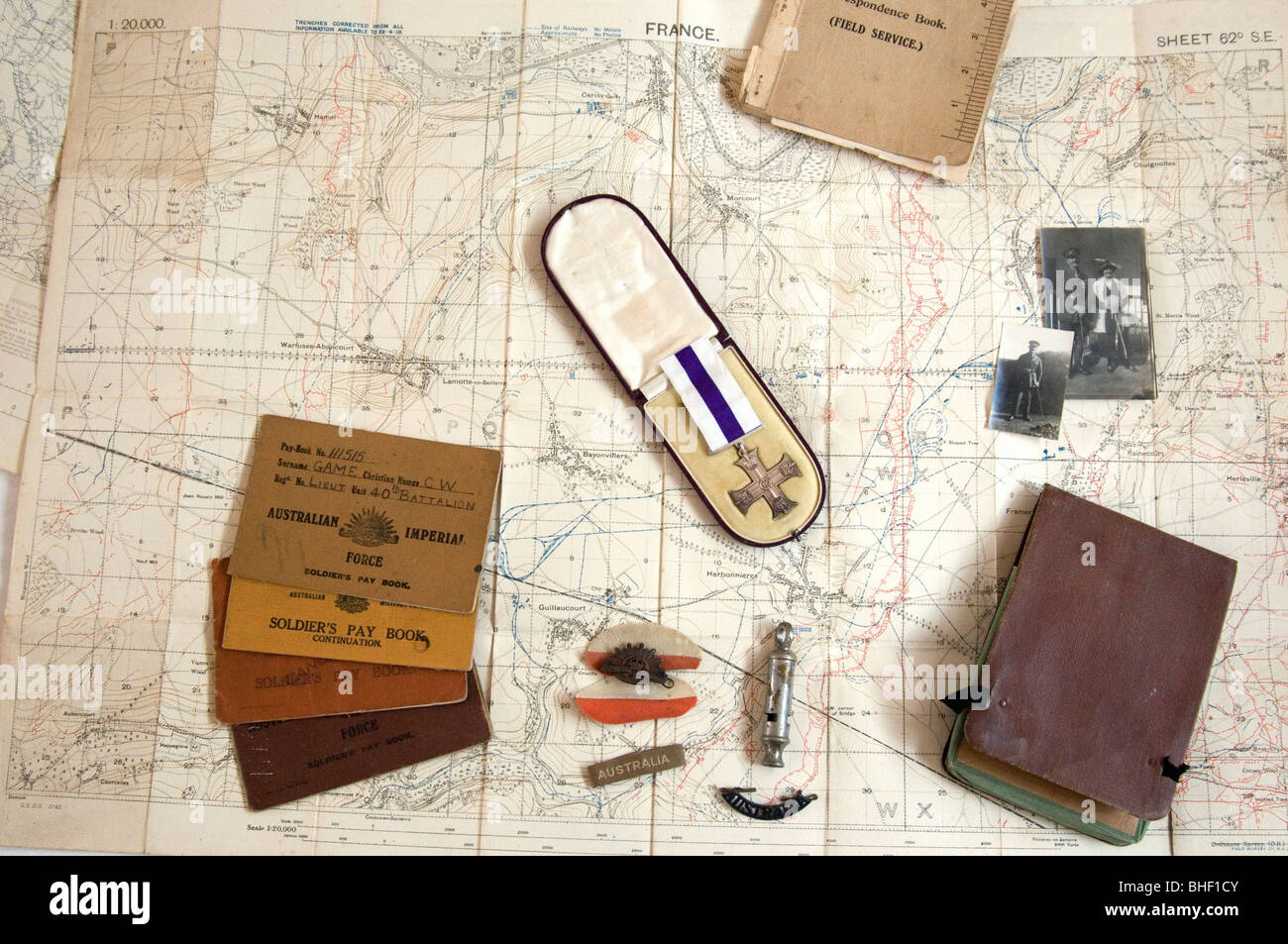 Croix militaire accordée à un agent de l'Australie pendant la Première Guerre mondiale, avec des cartes et d'autres souvenirs Banque D'Images