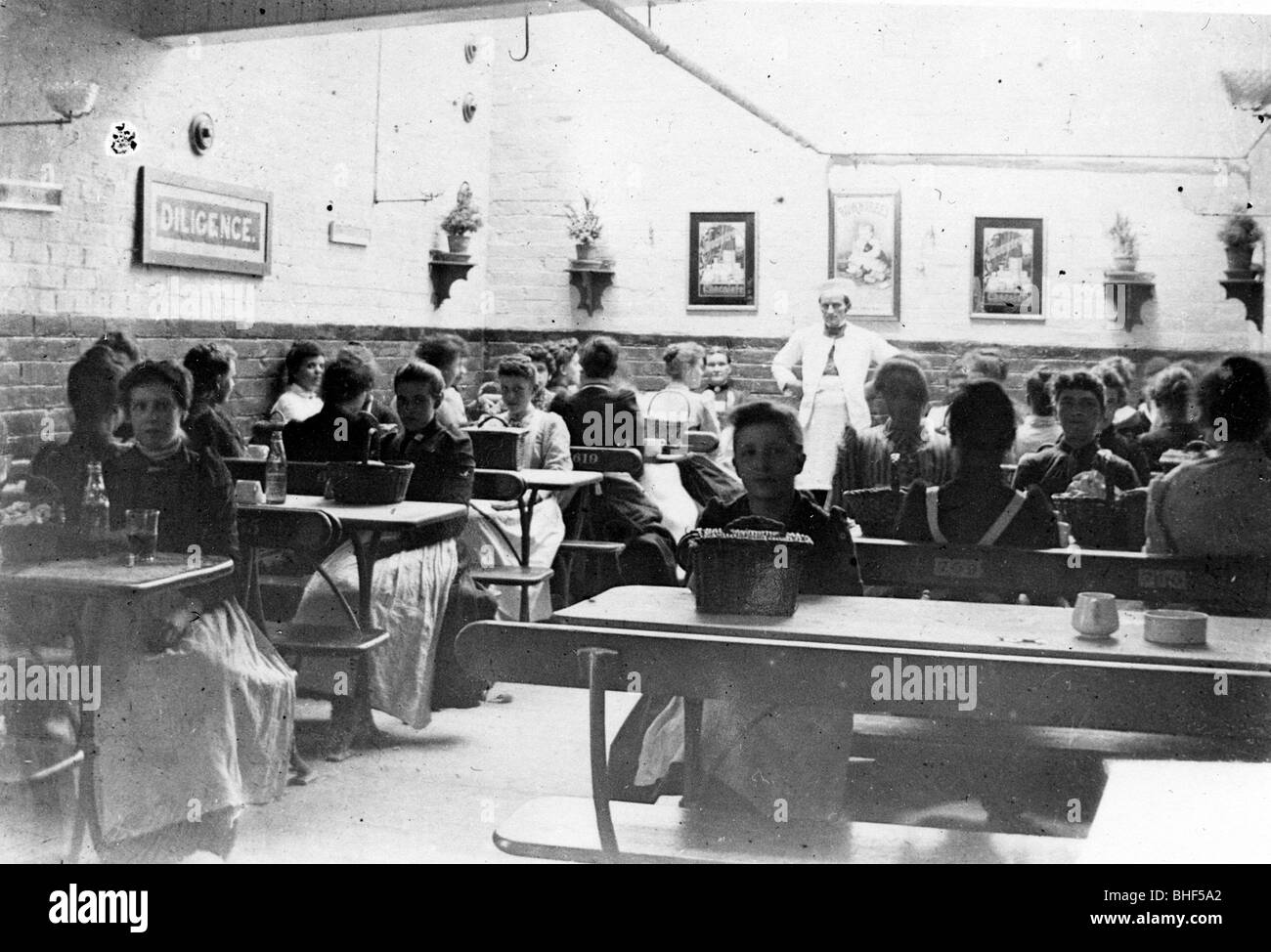 La vieille fille's dining room, Rowntree, usine, York, Yorkshire, c1894-c1900. Artiste : Inconnu Banque D'Images