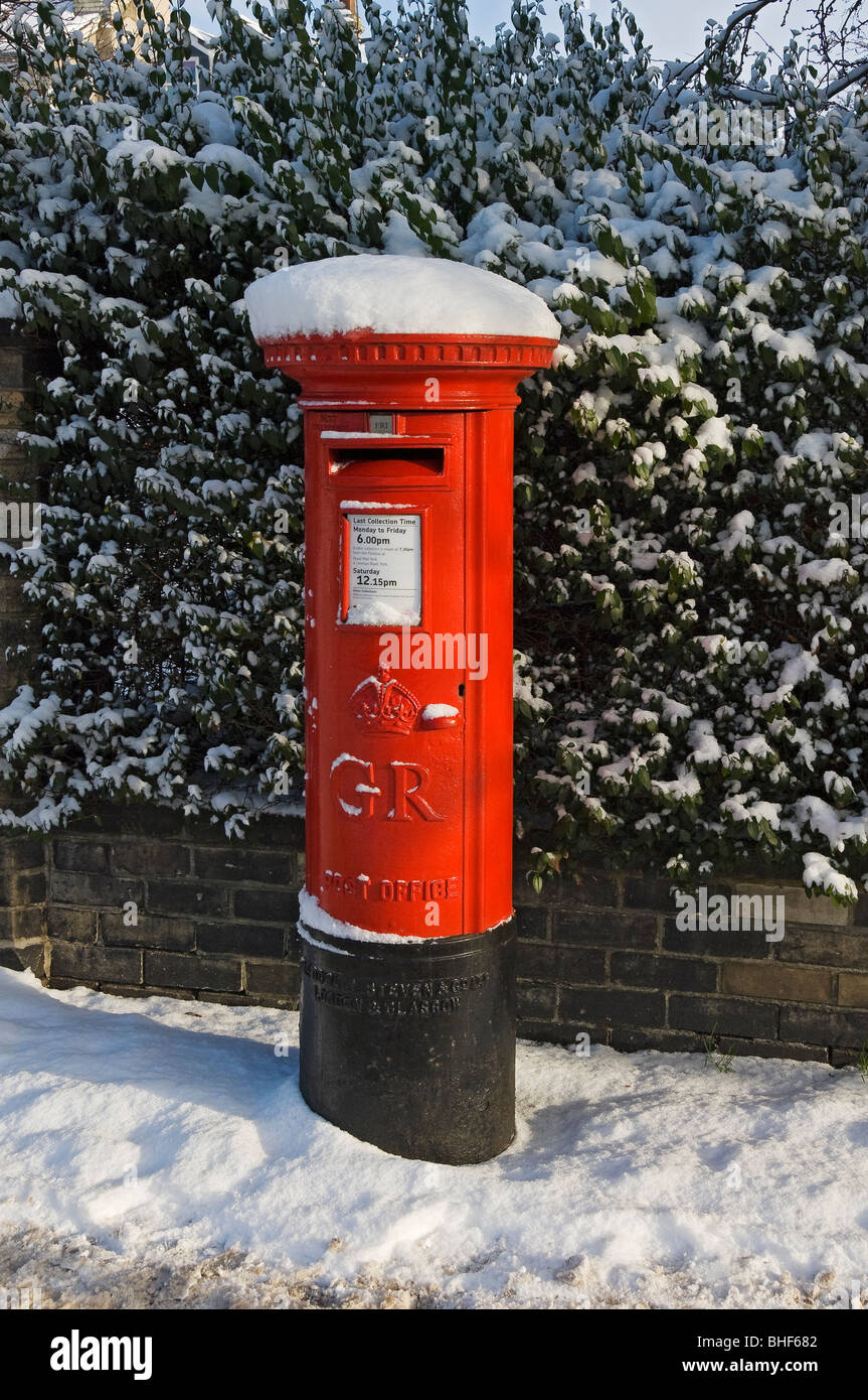 Boîte postale rouge britannique traditionnelle recouverte de neige Winter York North Yorkshire Angleterre Royaume-Uni GB Grande Grande-Bretagne Banque D'Images