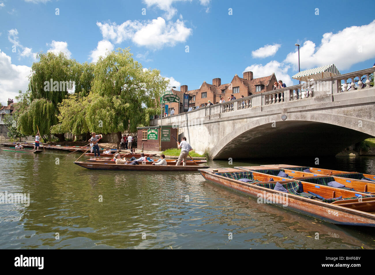Barques à fond par le chauffeur Cambridge Boat Station, Silver Street Bridge Banque D'Images