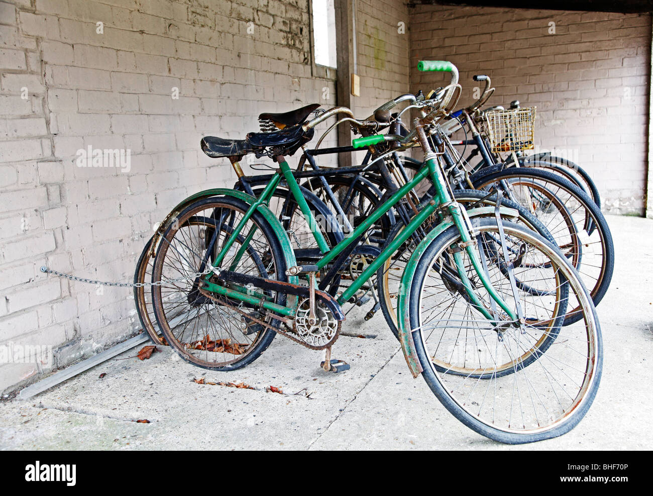 Vieux vélos et les raccords dans le garage à vélos Banque D'Images