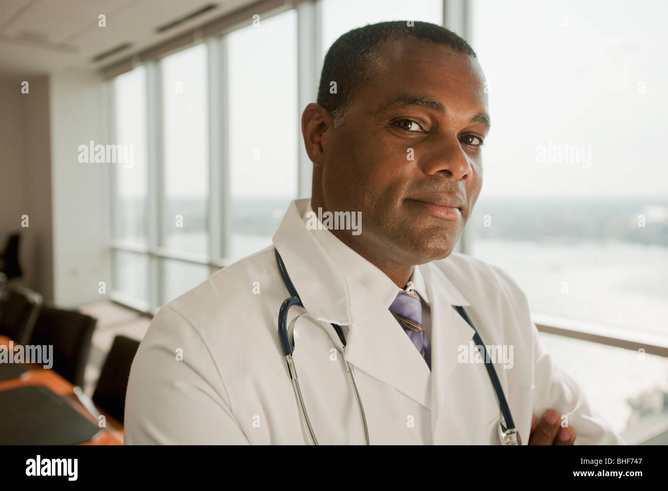 African American doctor in lab coat Banque D'Images