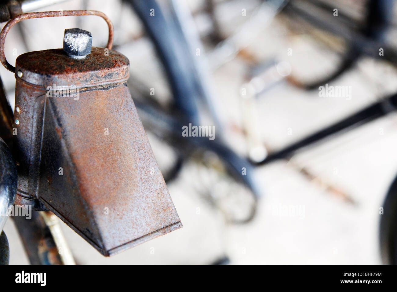 Vieux vélos et les raccords dans le garage à vélos Banque D'Images