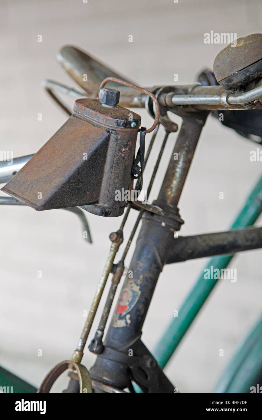 Vieux vélos et les raccords dans le garage à vélos Banque D'Images