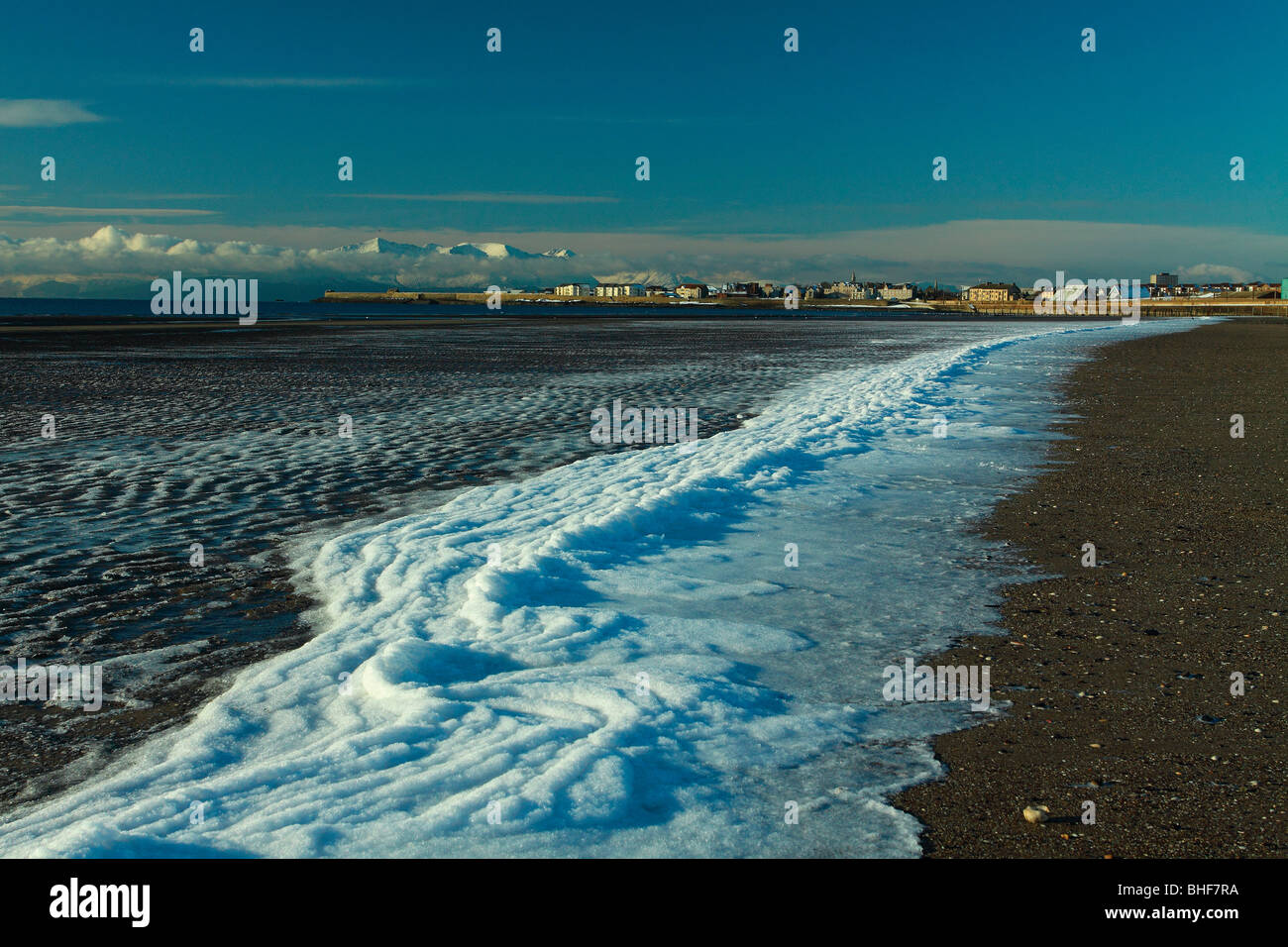 La neige sur la plage à Stevenston à Saltcoats vers sur l'Arran et Sentier du littoral de l'Ayrshire Ayrshire en Écosse Banque D'Images
