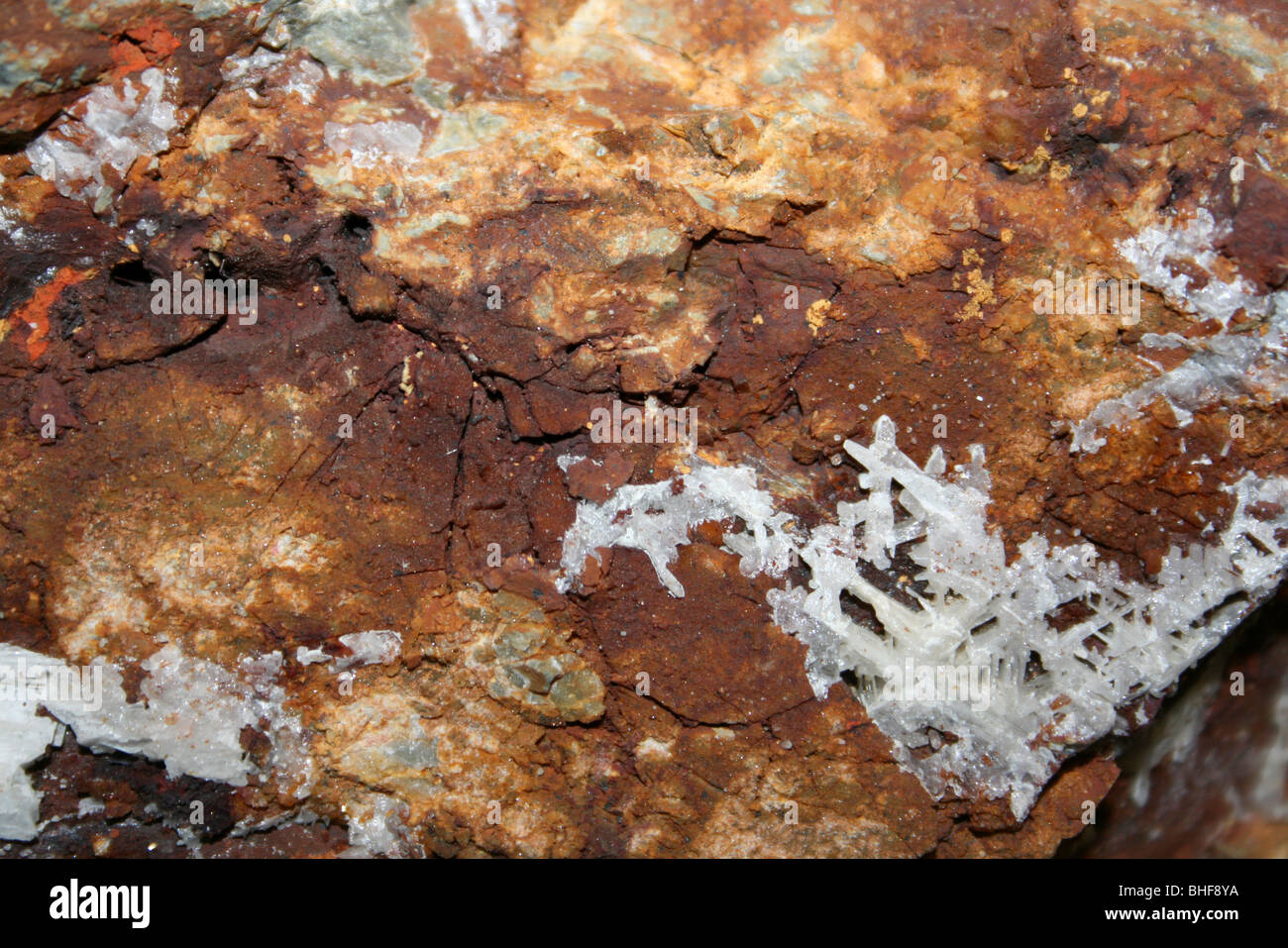 La cérusite, un carbonate de plomb minéral du Lake District, UK Banque D'Images