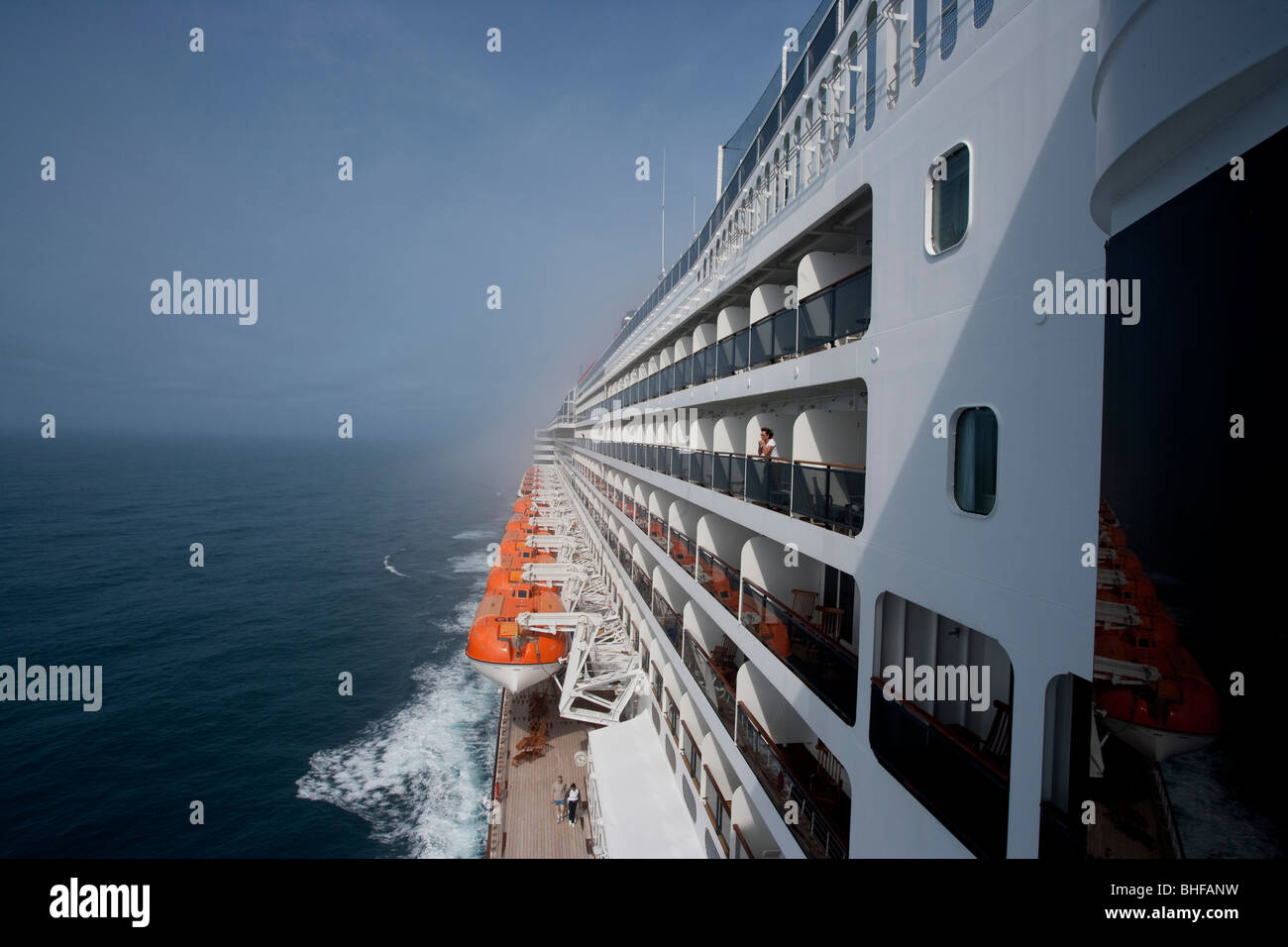 Ponts de bateau de croisière Queen Mary 2, transatlantique, océan Atlantique Banque D'Images