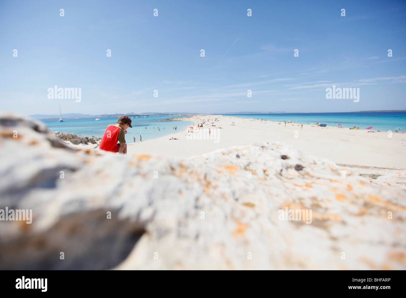 Garçon sur la plage, les Illetes und plage de Llevant, Majorque, Îles Baléares, Espagne Banque D'Images