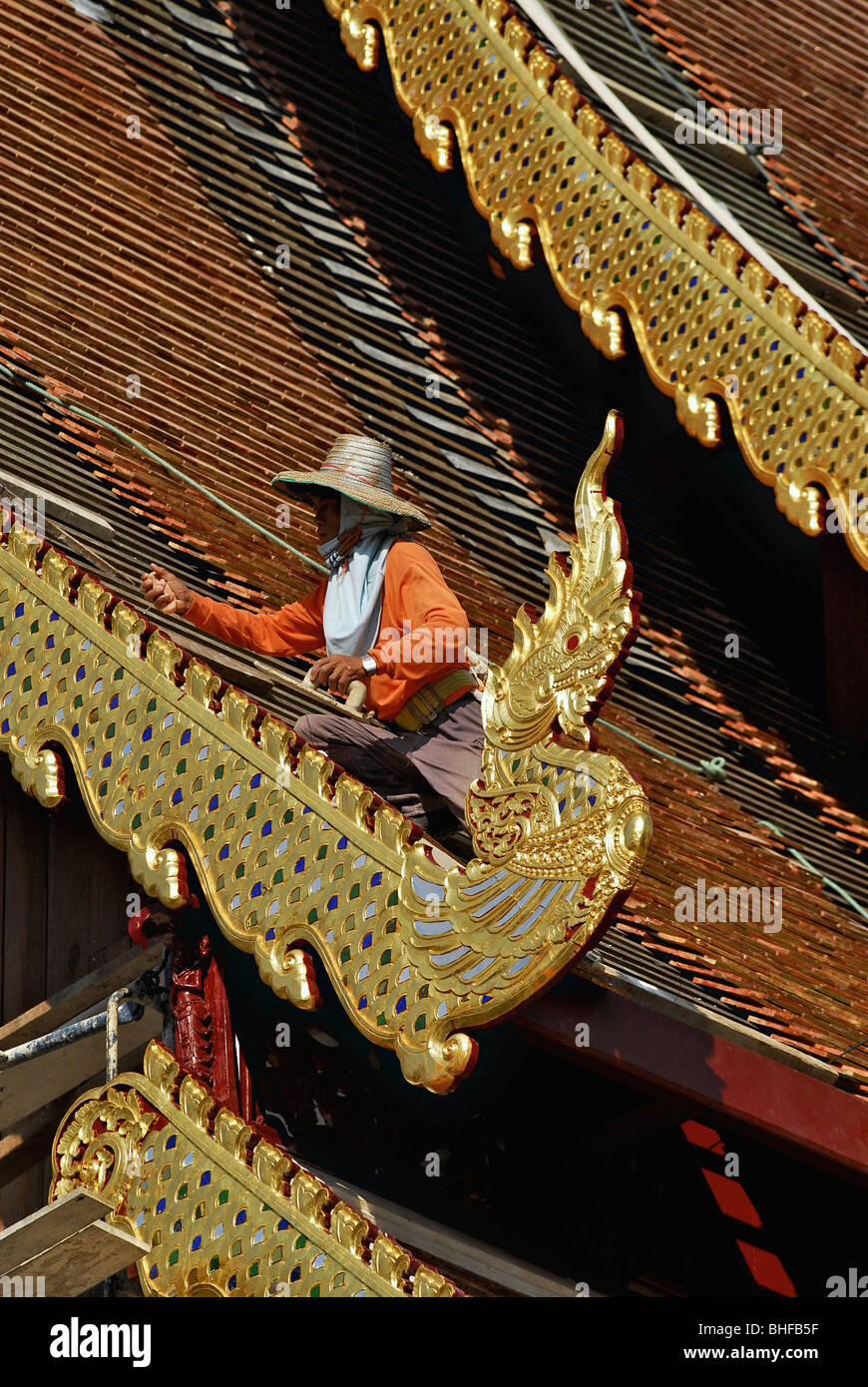 Le remplacement des travailleurs les tuiles, Wat Chedi Luang, Chiang Mai, Thaïlande, Asie Banque D'Images