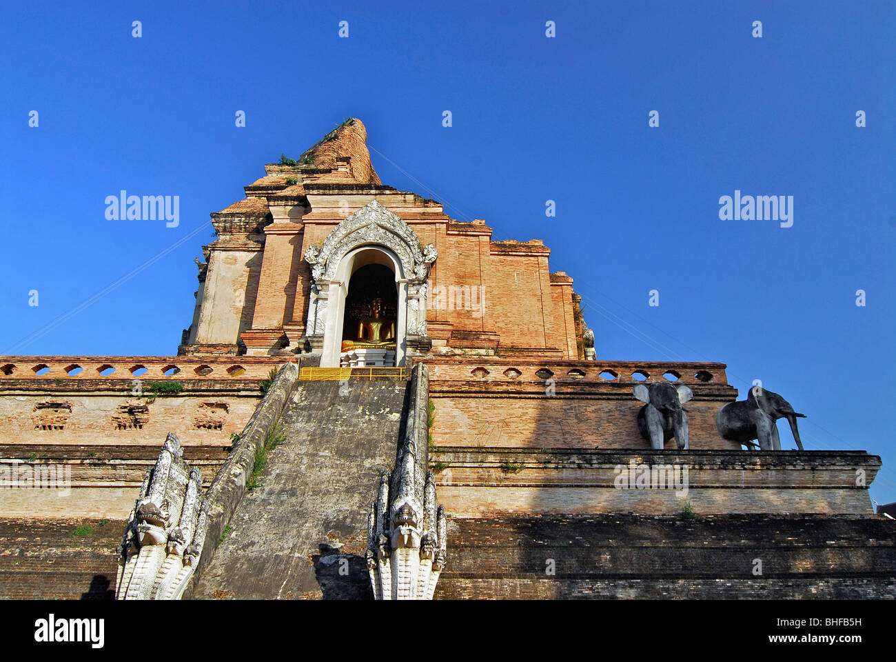 Escaliers avec les Nagas, serpents, menant à l'hôtel Chedi, Wat Chedi Luang, Chiang Mai, Thaïlande, Asie Banque D'Images