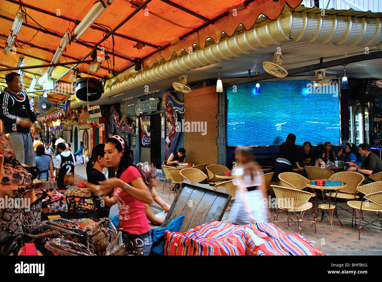 Décrochage Nightmarket étant érigée dans le district de redlight Patpong, le centre-ville de Bangkok, Thailande, Asie Banque D'Images