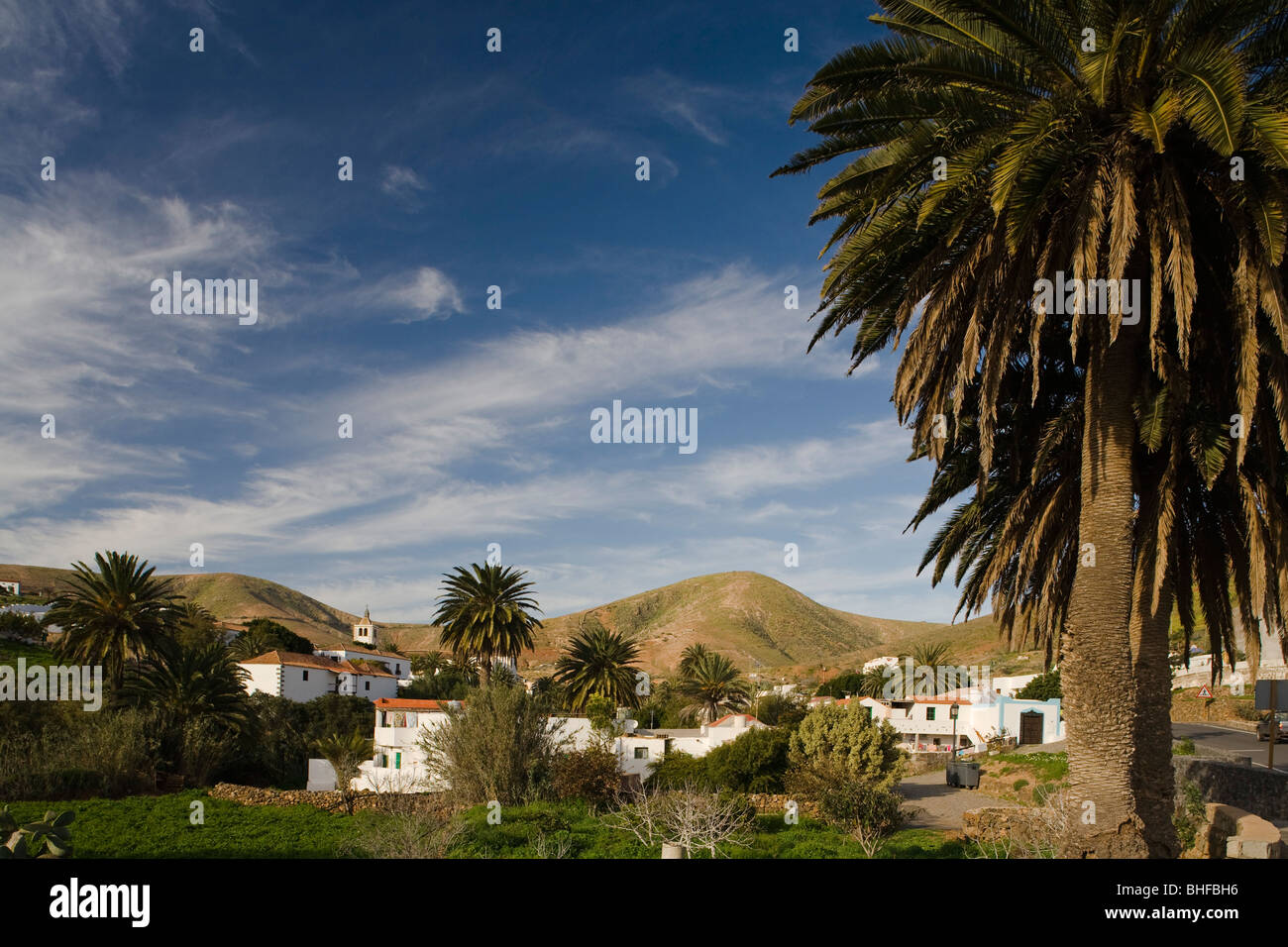 Le village sous le ciel assombri Betancuria, Parque Natural de Corralejo, Fuerteventura, Canary Islands, Spain, Europe Banque D'Images