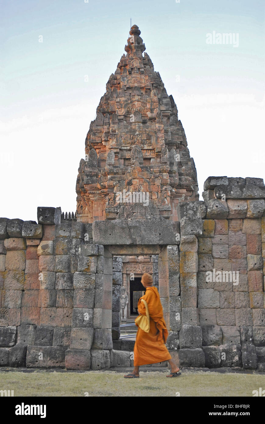 Monk walking passé, Prang Prasat Hin Khao Phanom Rung, temple Khmer à Buriram province, Thailande, Asie Banque D'Images