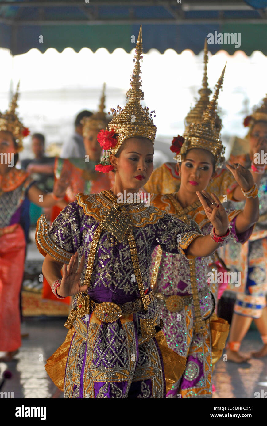 Les femmes qui exécutent la danse, temple Wat Rakhang, Thonburi, Bangkok, Thailande, Asie Banque D'Images