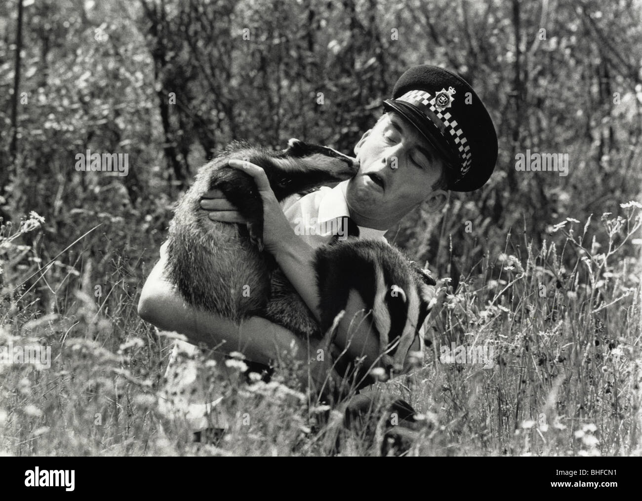 Agent de conservation de la faune et de la police avec deux blaireaux bébé Banque D'Images