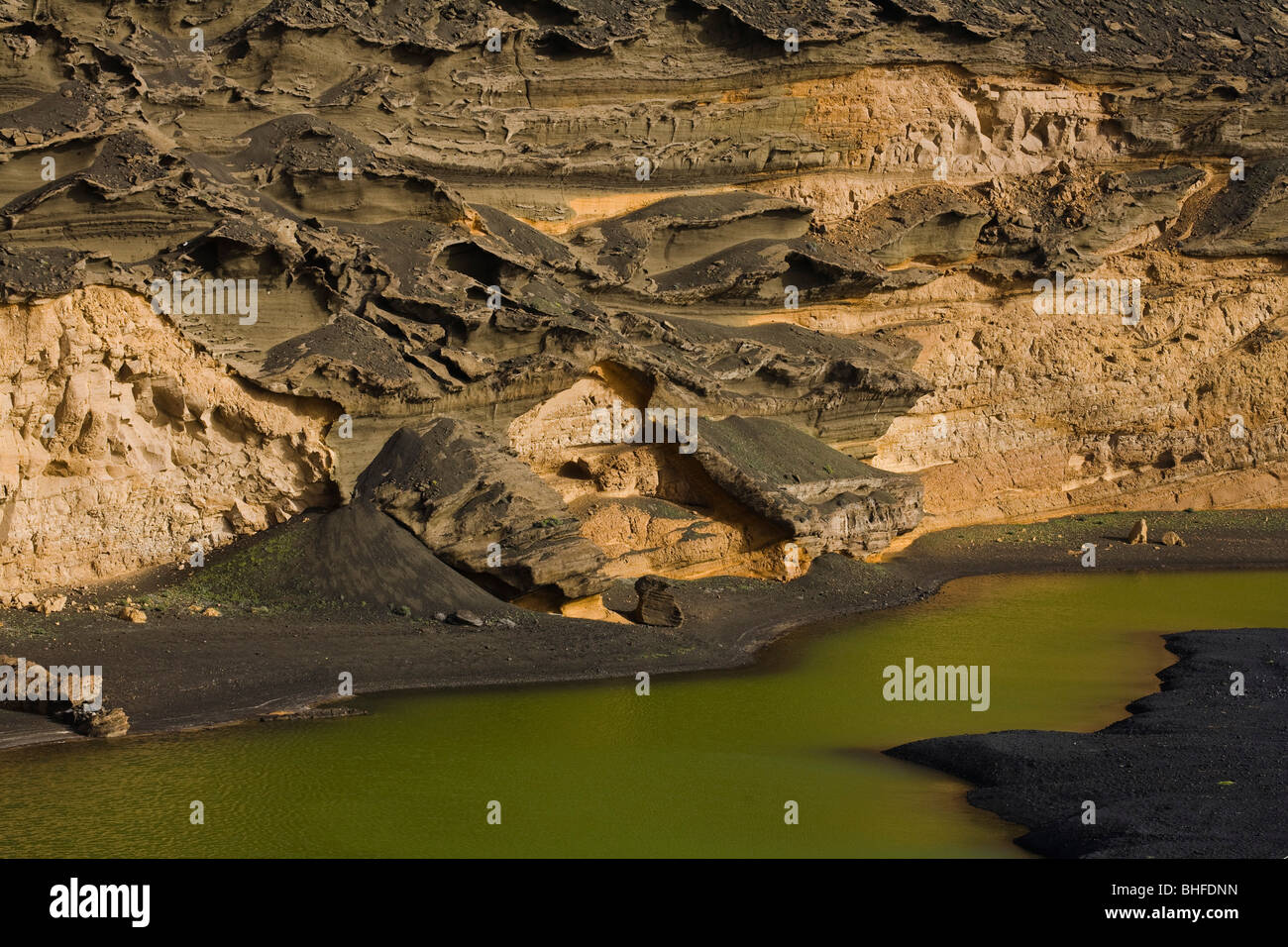 Cratère du volcan éteint, Charco de los Clicos, l'eau salée, de couleur verte, de phytoplancton en El Golfo, Rese de la biosphère de l'UNESCO Banque D'Images