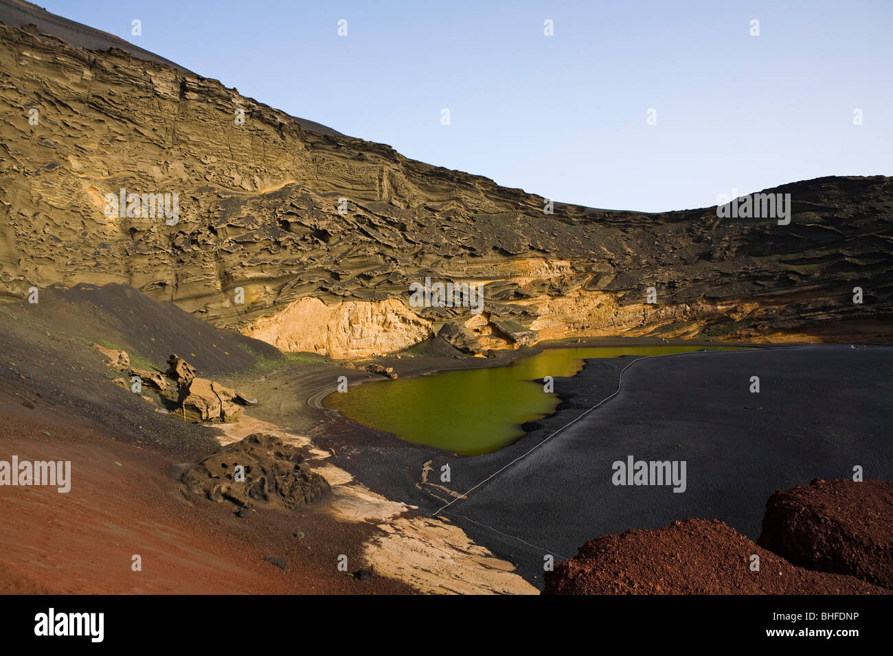 Cratère du volcan éteint, Charco de los Clicos, l'eau salée, de couleur verte, de phytoplancton en El Golfo, Rese de la biosphère de l'UNESCO Banque D'Images