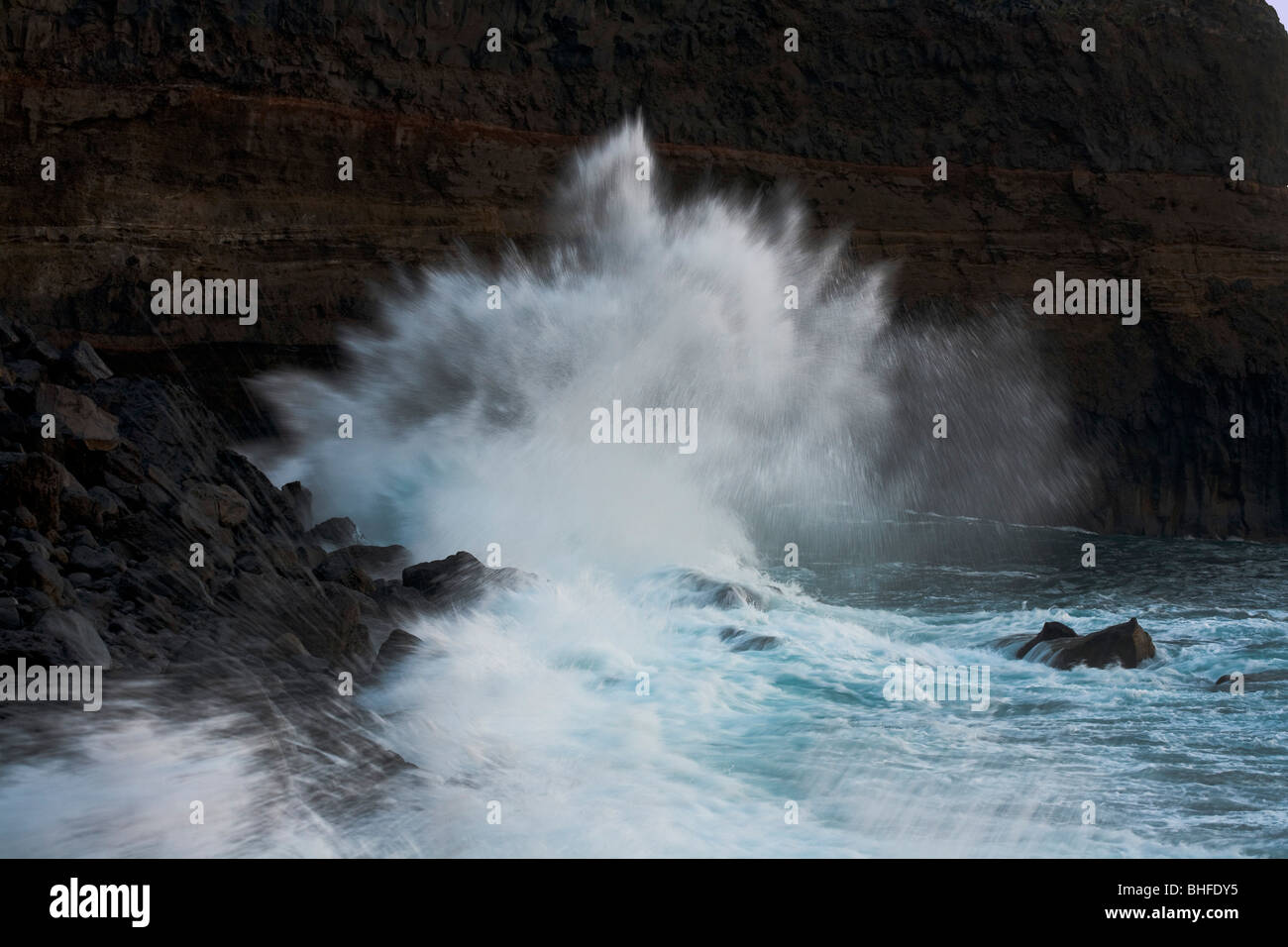 Côte escarpée avec disjoncteur, Playa de Jurado, océan Atlantique près de Tijarafe, Réserve de biosphère de l'UNESCO, La Palma, Canary Islands, Spa Banque D'Images