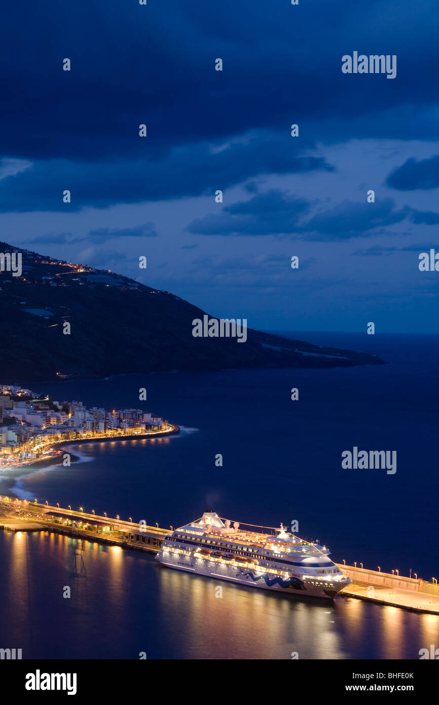 Bateau de croisière, Crucero Aida, dans le port de Santa Cruz de La Palma au crépuscule, Réserve de biosphère de l'UNESCO, La Palma, Canary Islands, Sp Banque D'Images