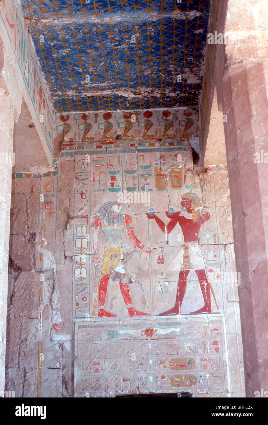 L'allégement de Thoutmosis III peint avant d'Horus, Temple d'Hatshepsout, Luxor, Egypte, c 15ème siècle BC. Artiste : Inconnu Banque D'Images