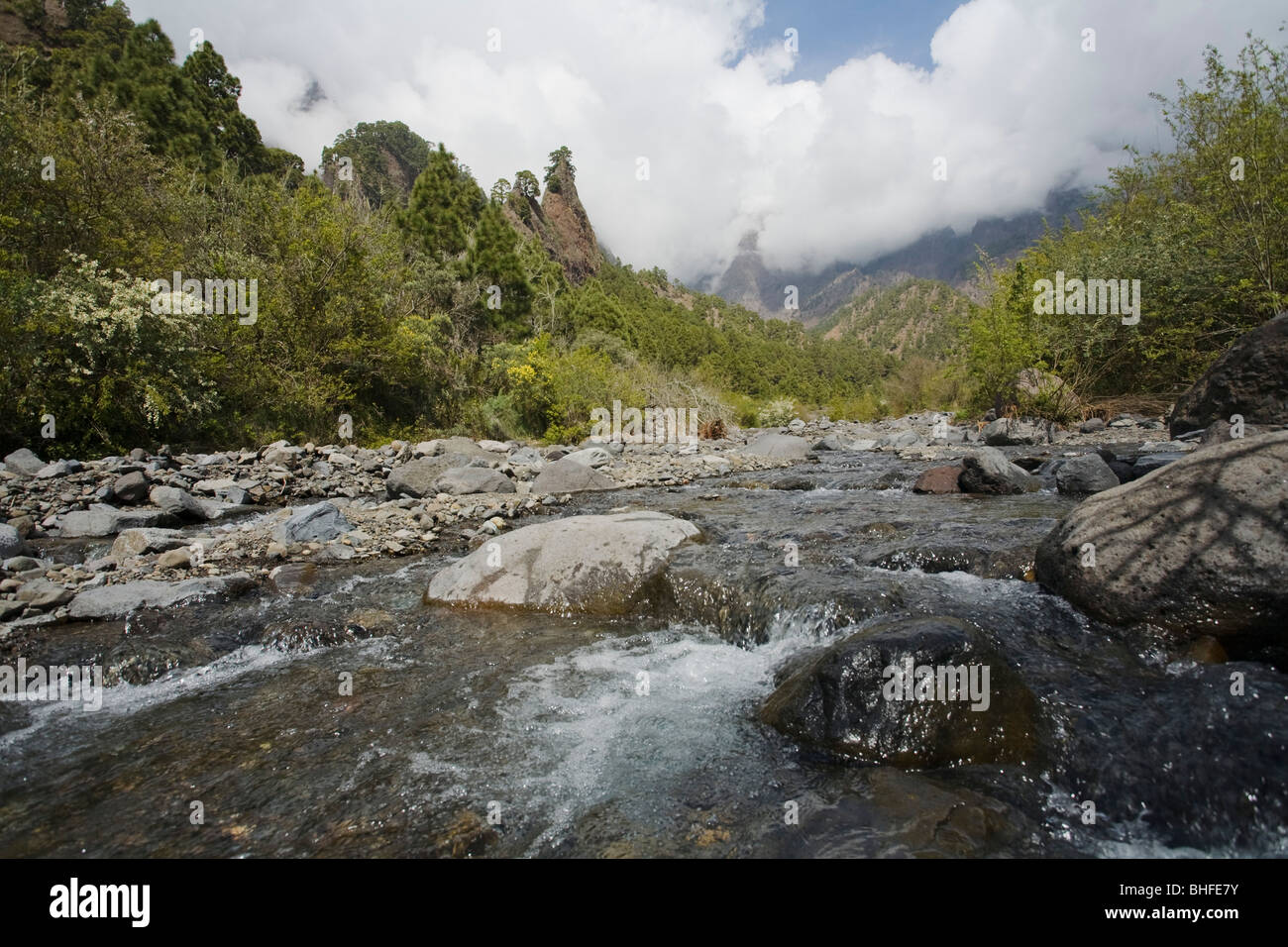 Rivière qui coule à travers un paysage montagneux, Rio de Taburiente, Playa de Taburiente, formation de roche volcanique, Roque Huso, Nation Banque D'Images