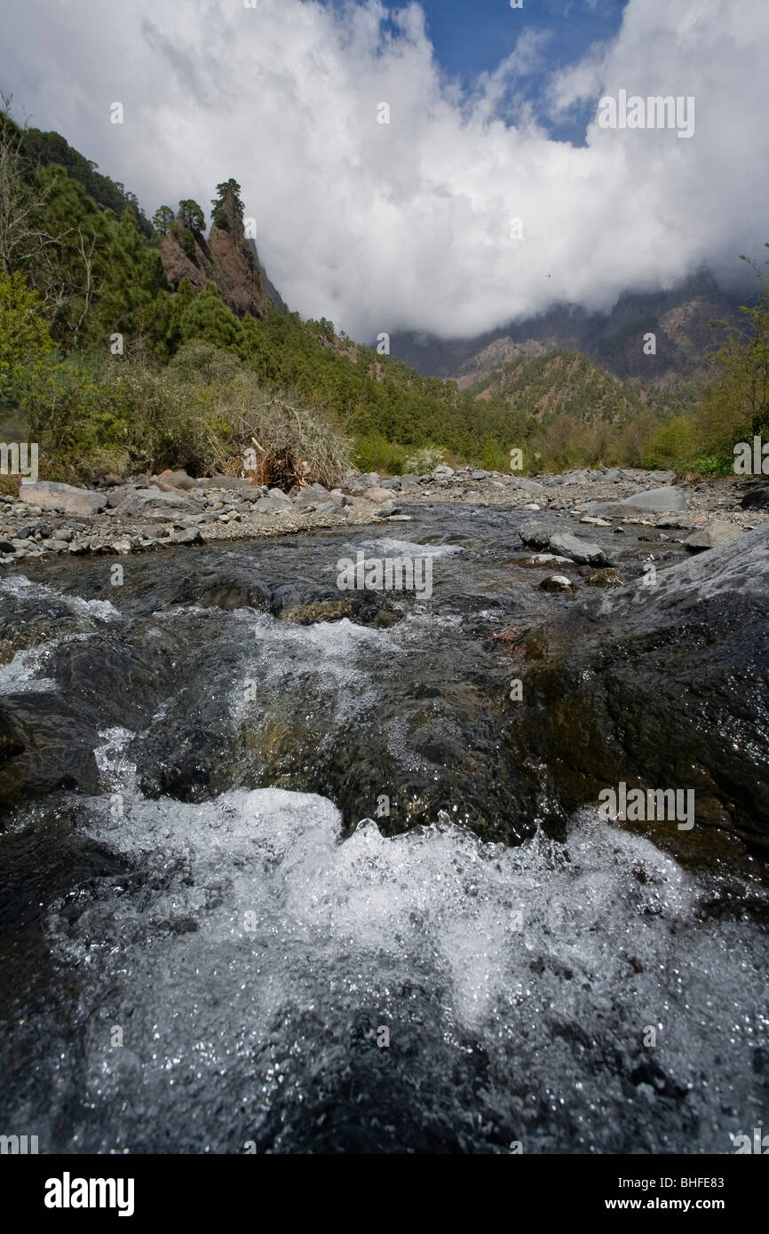 Rivière qui coule à travers un paysage montagneux, Rio de Taburiente, Playa de Taburiente, formation de roche volcanique, Roque Huso, Nation Banque D'Images