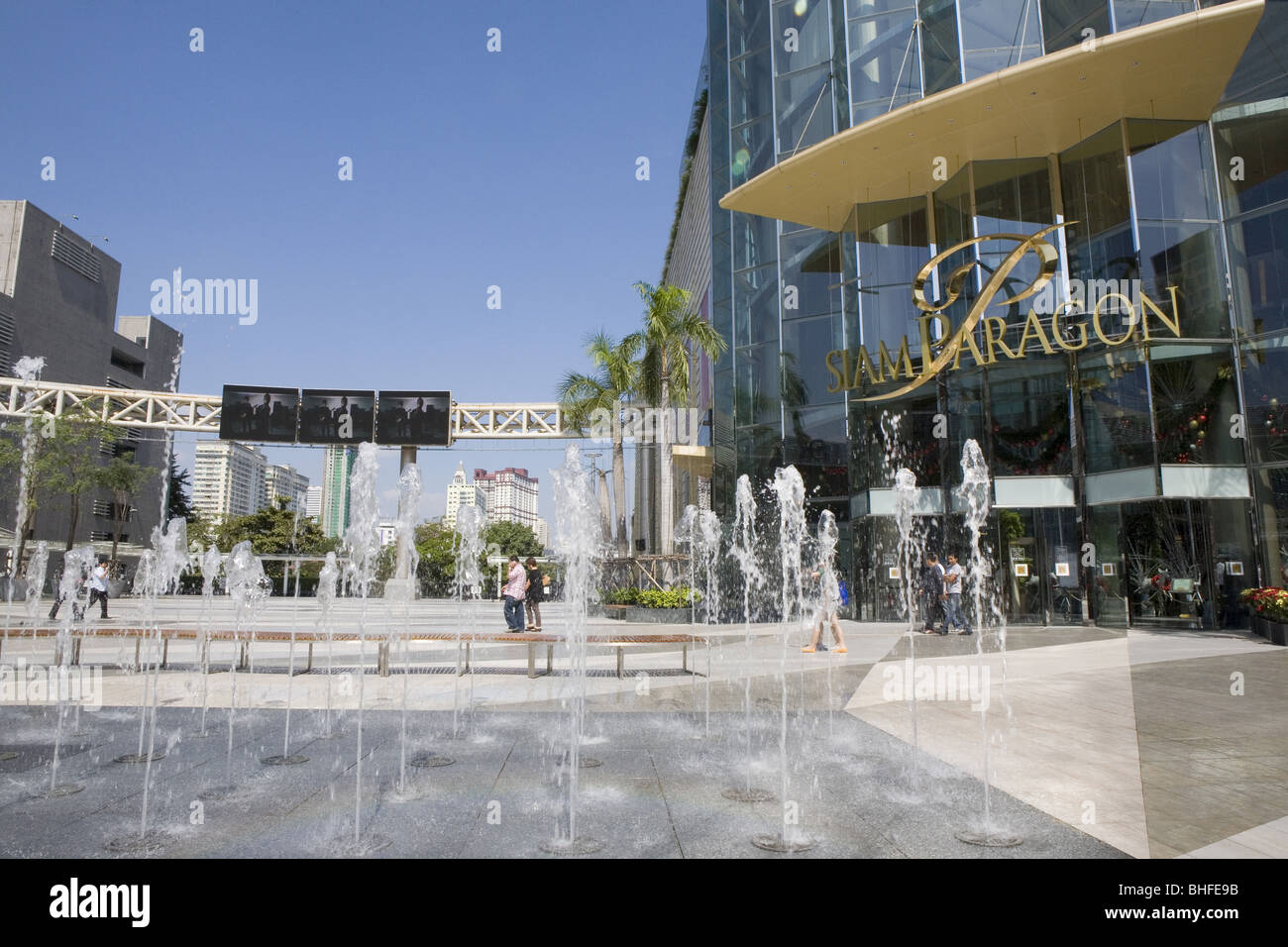 Fontaine en face du centre commercial Siam Paragon sous ciel bleu, Rama I Road, Pathum Wan, Bangkok, Thaïlande, Asie Banque D'Images