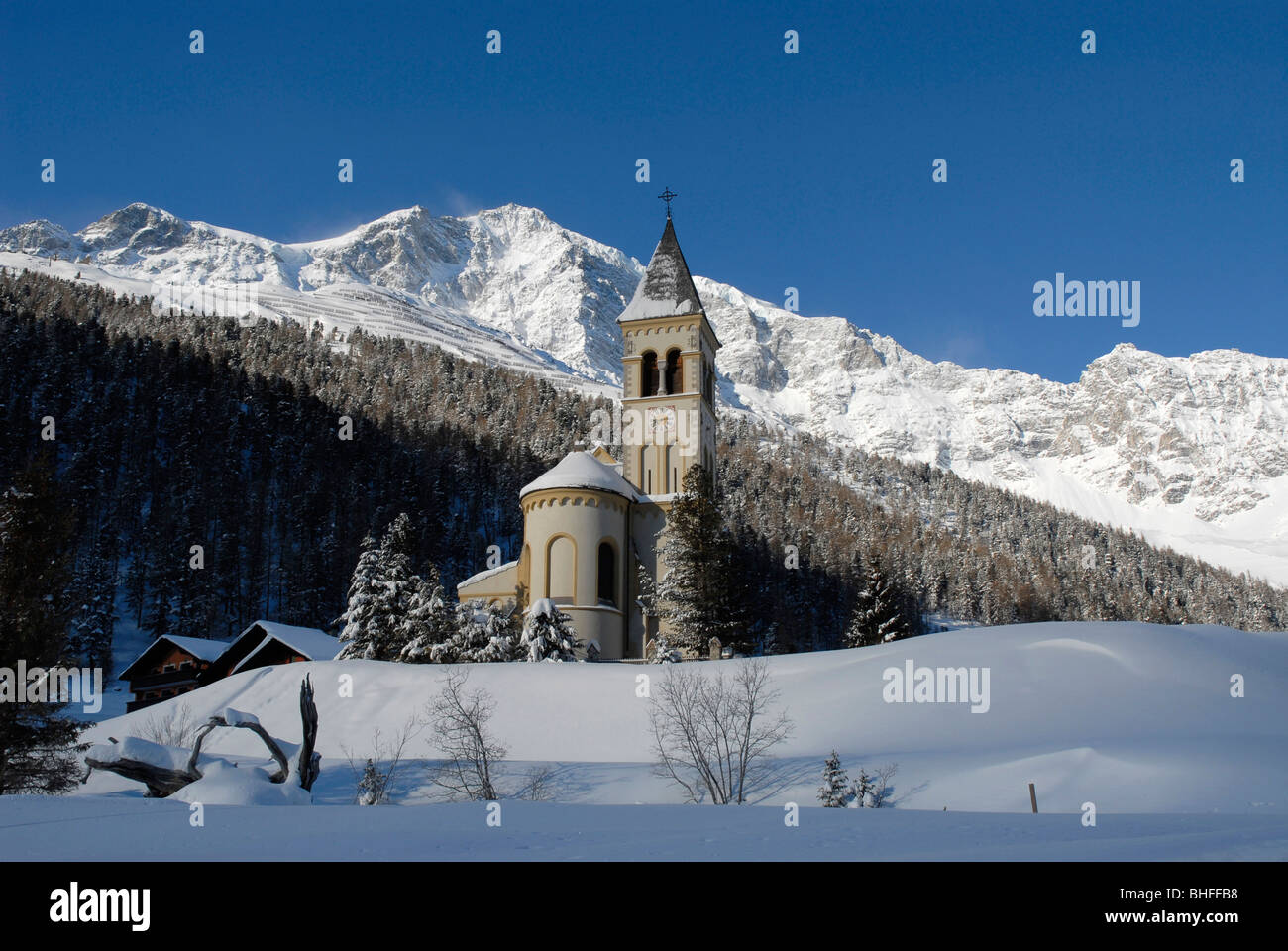 L'église Saint Gertraud en face de montagnes couvertes de neige sous ciel bleu, Sulden, Val Venosta, Tyrol du Sud, Italie, Europe Banque D'Images