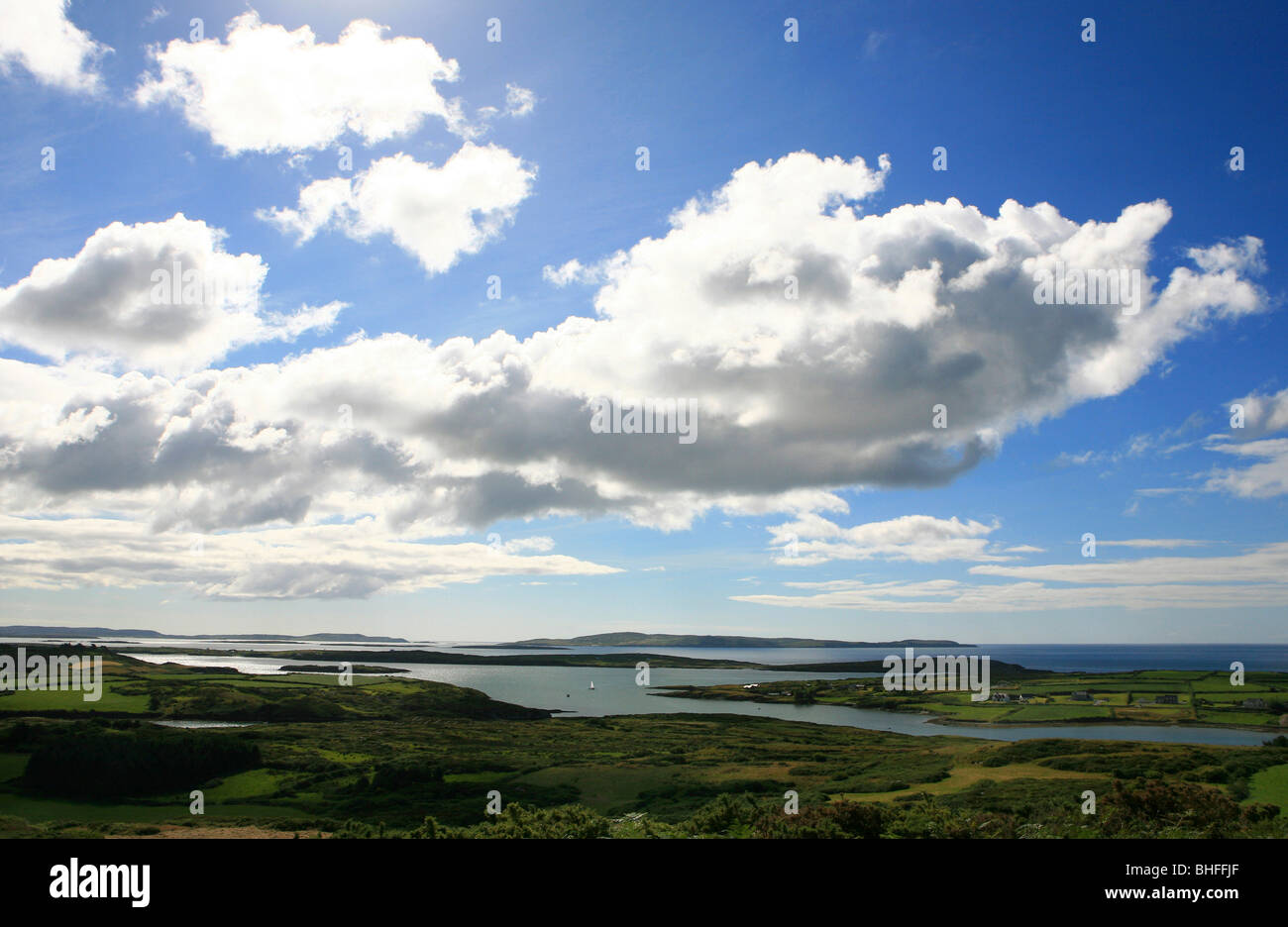 Vue sur la baie de l'eau rugissant sous les nuages blancs, la péninsule de Mizen Head, dans le comté de Cork, Irlande, côte sud-ouest de l'Europe, Banque D'Images