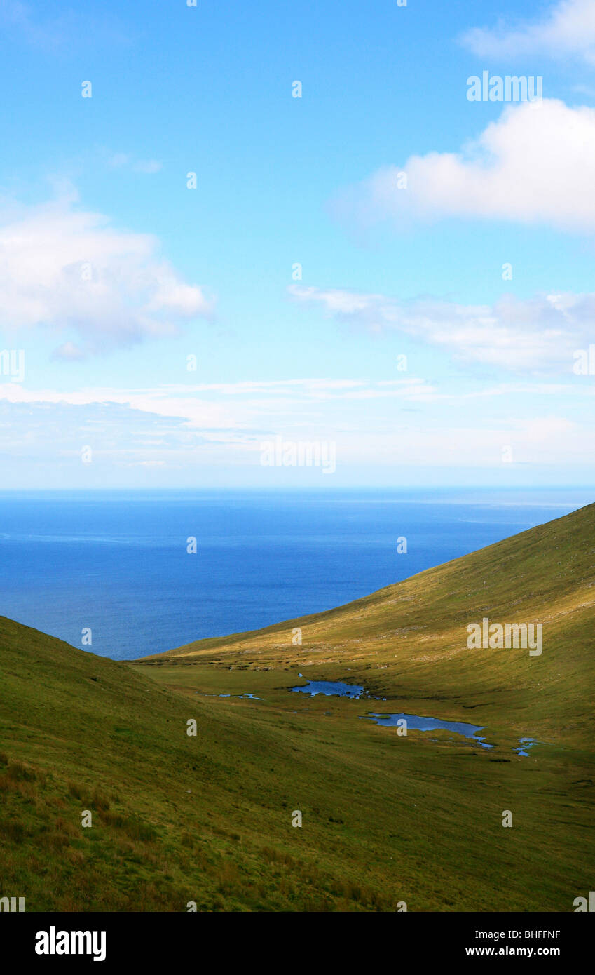 Vue sur les prairies et l'Atlantique, l'île d'Achill Head, l'île d'Achill, Comté de Mayo, Irlande, côte ouest, Europe Banque D'Images