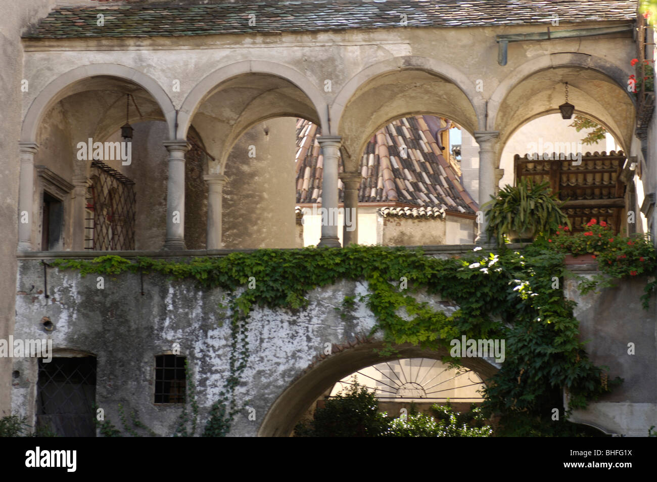 Bâtiment historique avec arcades, Eppan an der Weinstrasse, Bolzano, le Tyrol du Sud, Italie, Europe, Europe Banque D'Images