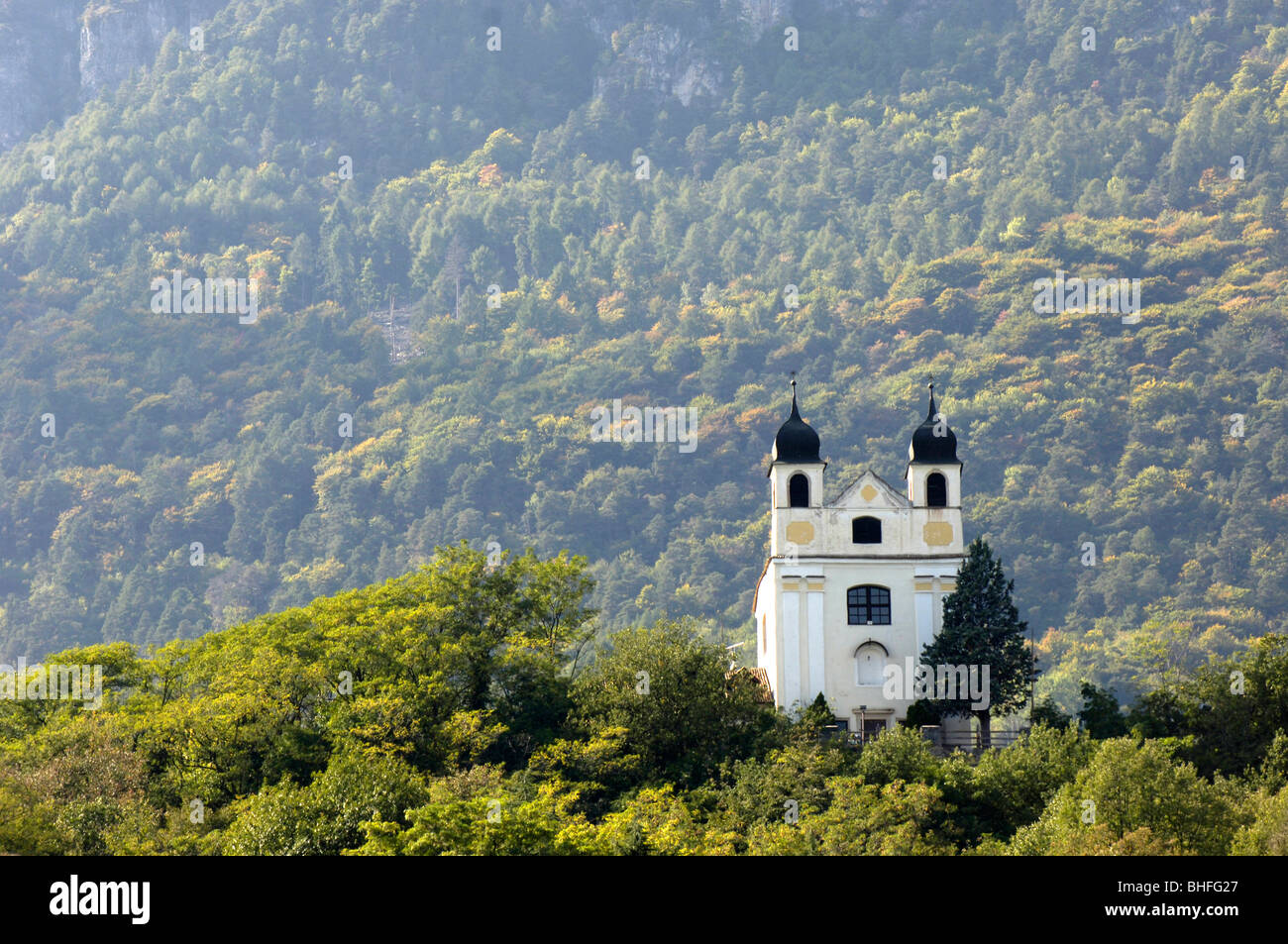 Voir l'église à Gleif en face de la montagne boisée, Eppan an der Weinstrasse, Bolzano, le Tyrol du Sud, Italie, Europe, Europe Banque D'Images