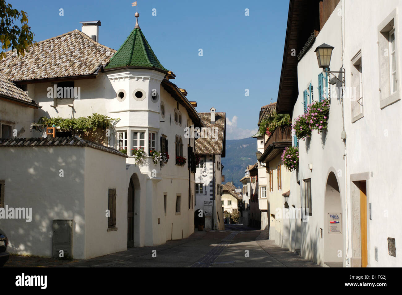 Maisons à la rue d'un village de la lumière du soleil, Eppan an der Weinstrasse, Bolzano, le Tyrol du Sud, Italie, Europe, Europe Banque D'Images