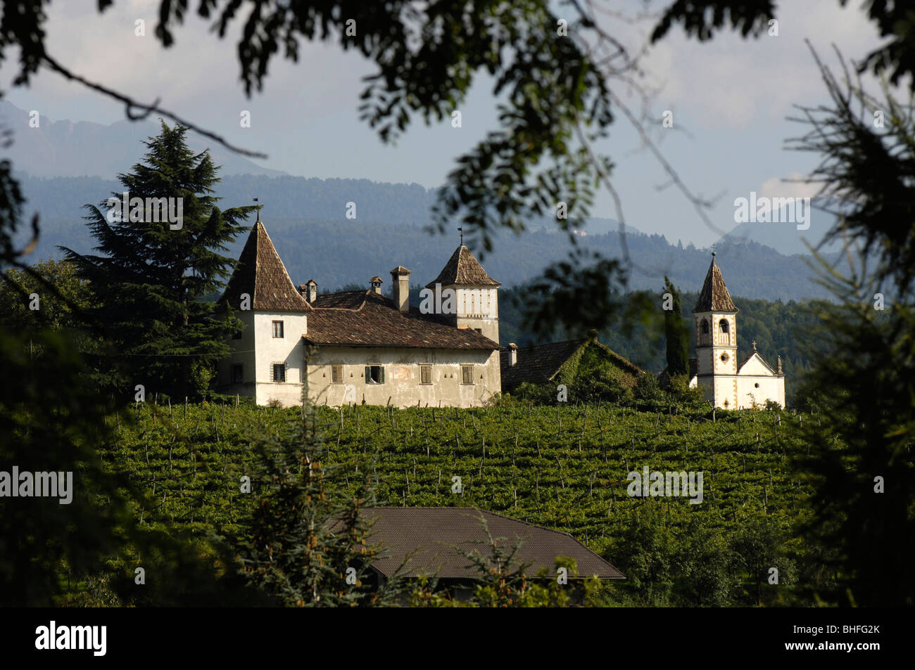 Kreithof château et une chapelle au-dessus d'un vignoble, Eppan an der Weinstrasse, Bolzano, le Tyrol du Sud, Italie, Europe, Europe Banque D'Images