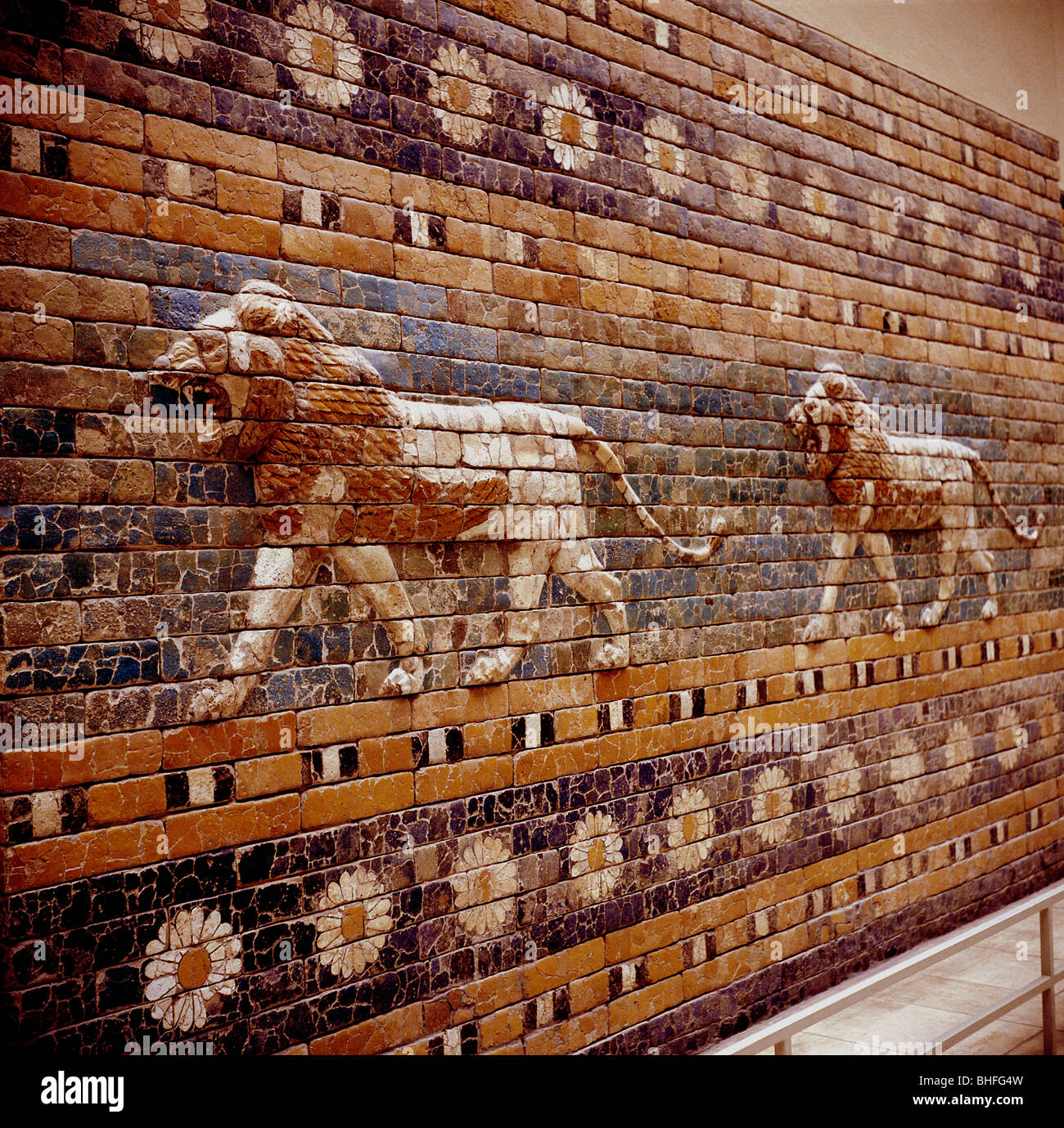 L'allégement de la brique d'un lion sur les murs de la Voie sacrée menant à la porte d'Ishtar, Babylone, c580 BC. Artiste : Inconnu Banque D'Images