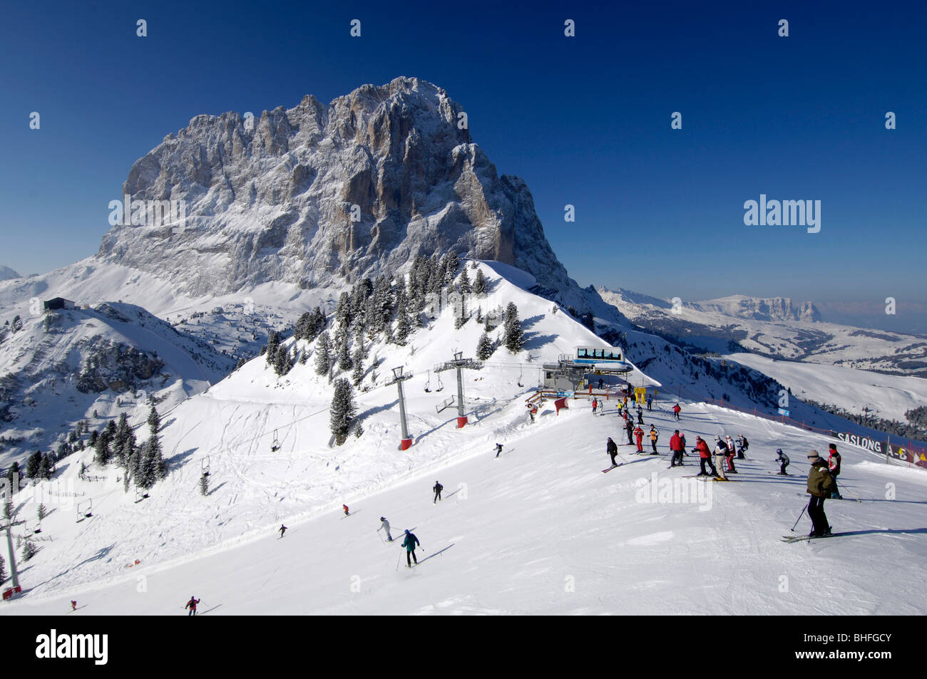 Les skieurs sur une piste de ski près du sommet, paysage de montagne en hiver, Sella Ronda, Gherdëina, Val Gardena, Tyrol du Sud, je Banque D'Images