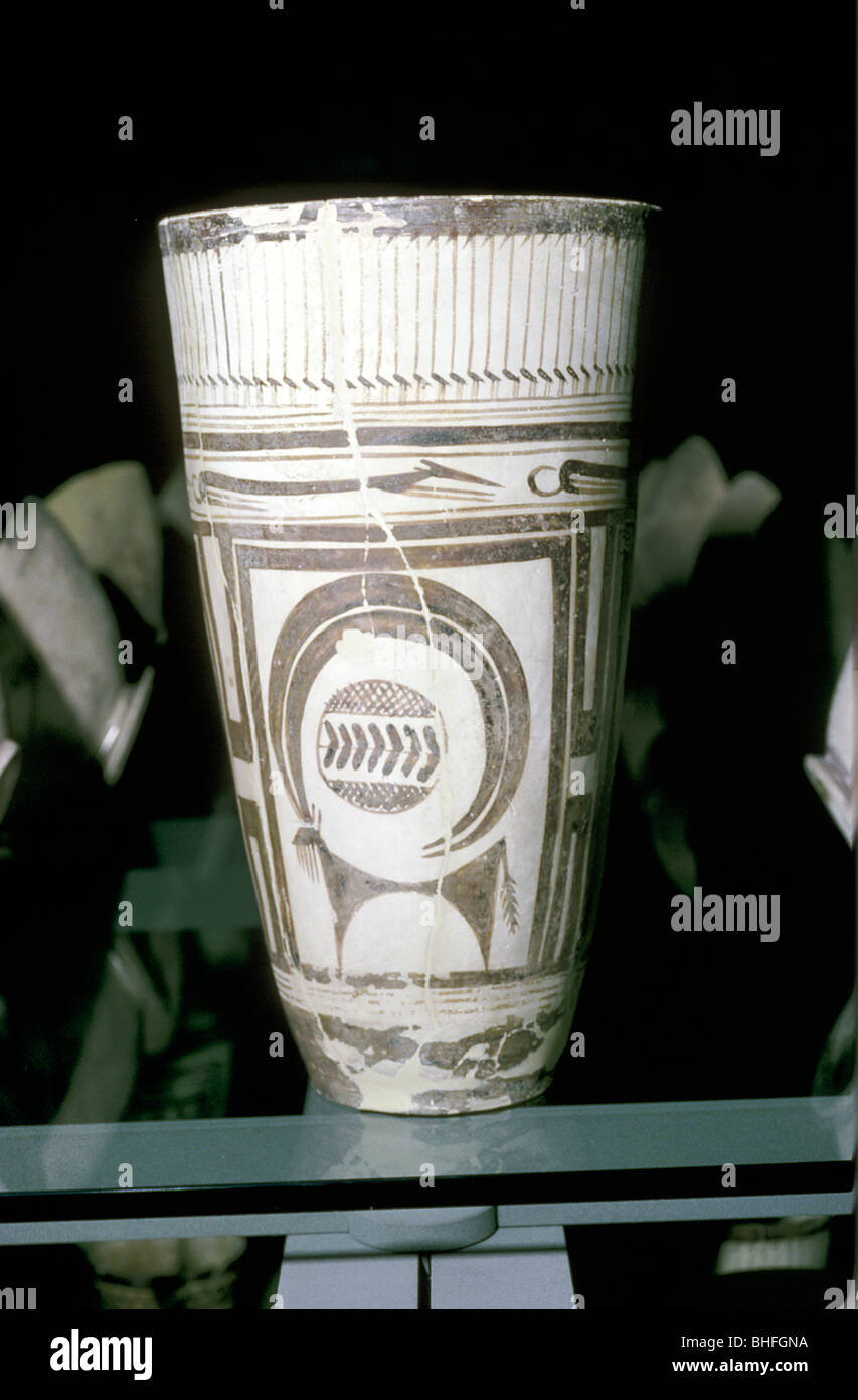 Gobelet en terre cuite peinte avec décoration animale, Susa, c4000 BC. Artiste : Inconnu Banque D'Images