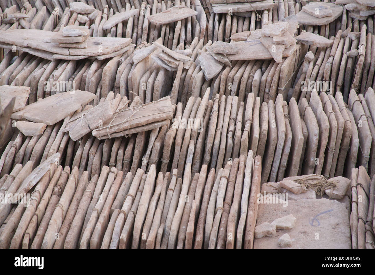 Plaques de sel en provenance de Tombouctou par bateau d'attendre d'être vendu dans le port de Mopti, au Mali, en Afrique de l'ouest Banque D'Images