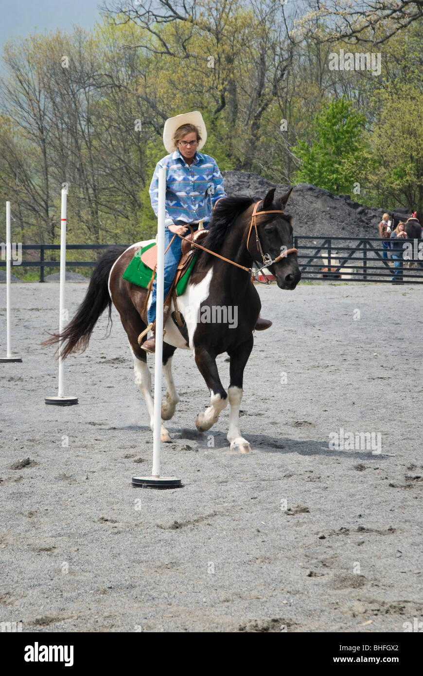 Photo du cavalier au cheval en passant par le pole bending la concurrence. Banque D'Images