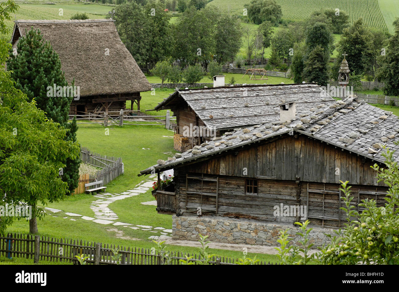 Ferme et grange à foin dans le Tyrol du Sud le musée de l'histoire locale à Dietenheim, Val Pusteria, le Tyrol du Sud, Italie Banque D'Images