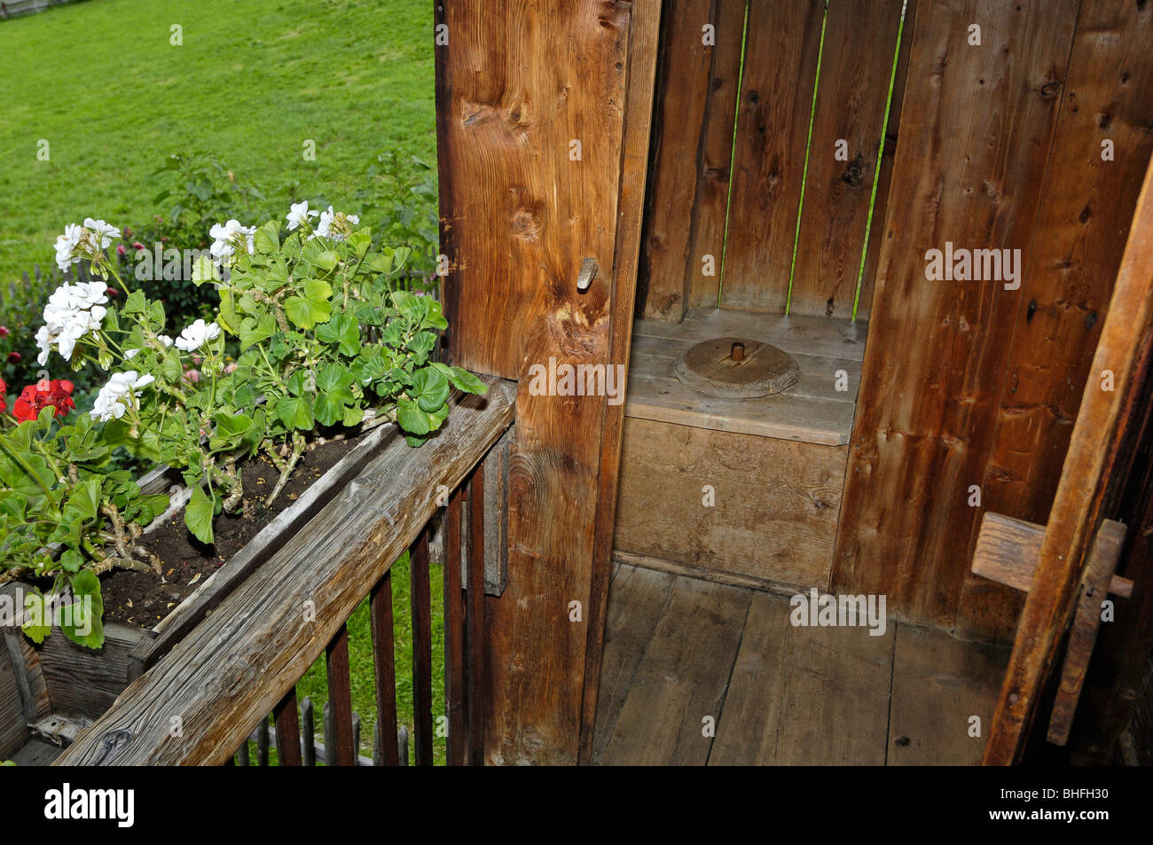 Toilettes de plein air sur le balcon, ferme dans le Tyrol du Sud le musée de l'histoire locale à Dietenheim, Val Pusteria, le Tyrol du Sud, je Banque D'Images