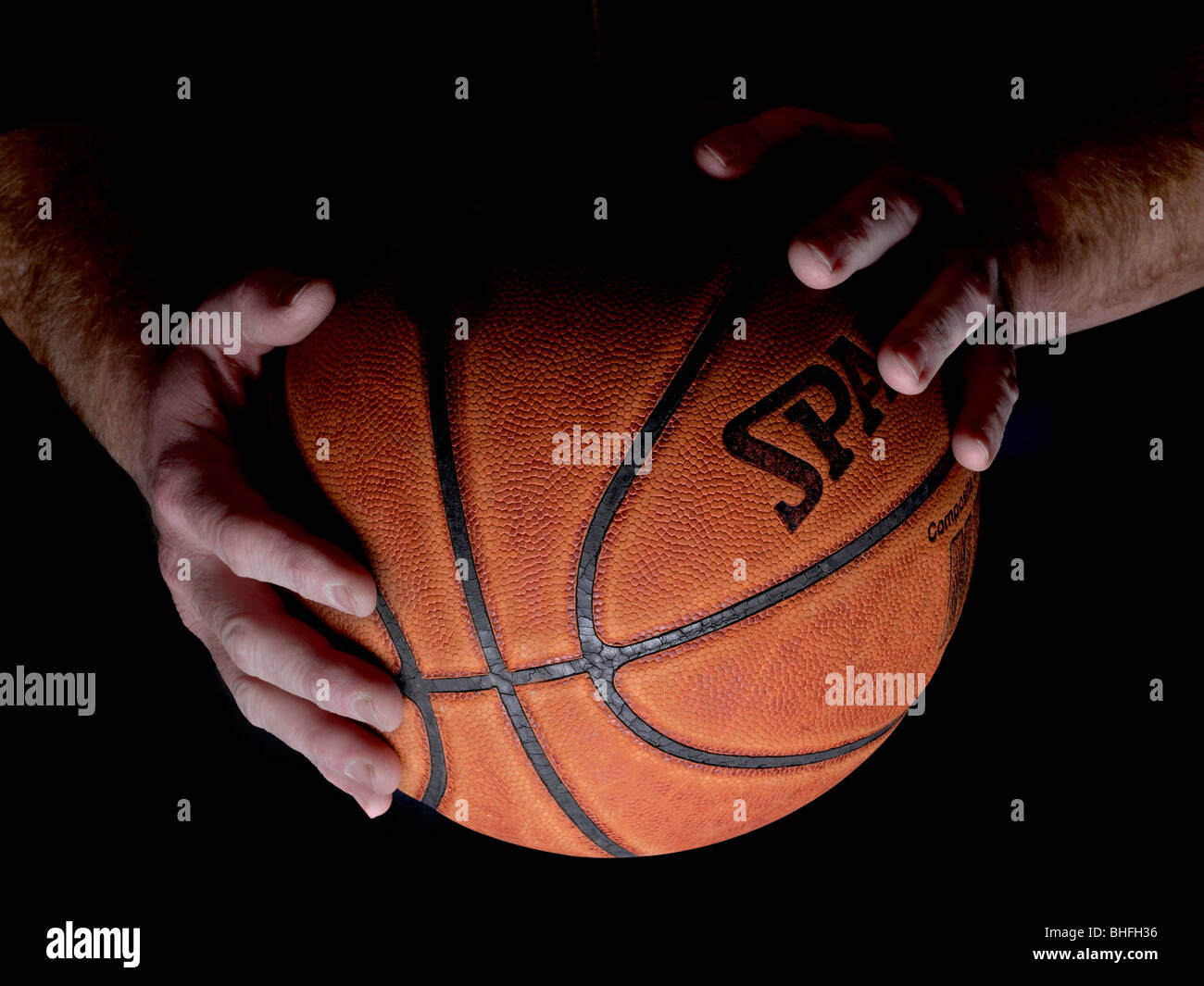 Hands Holding Basket-ball Détail, USA Banque D'Images