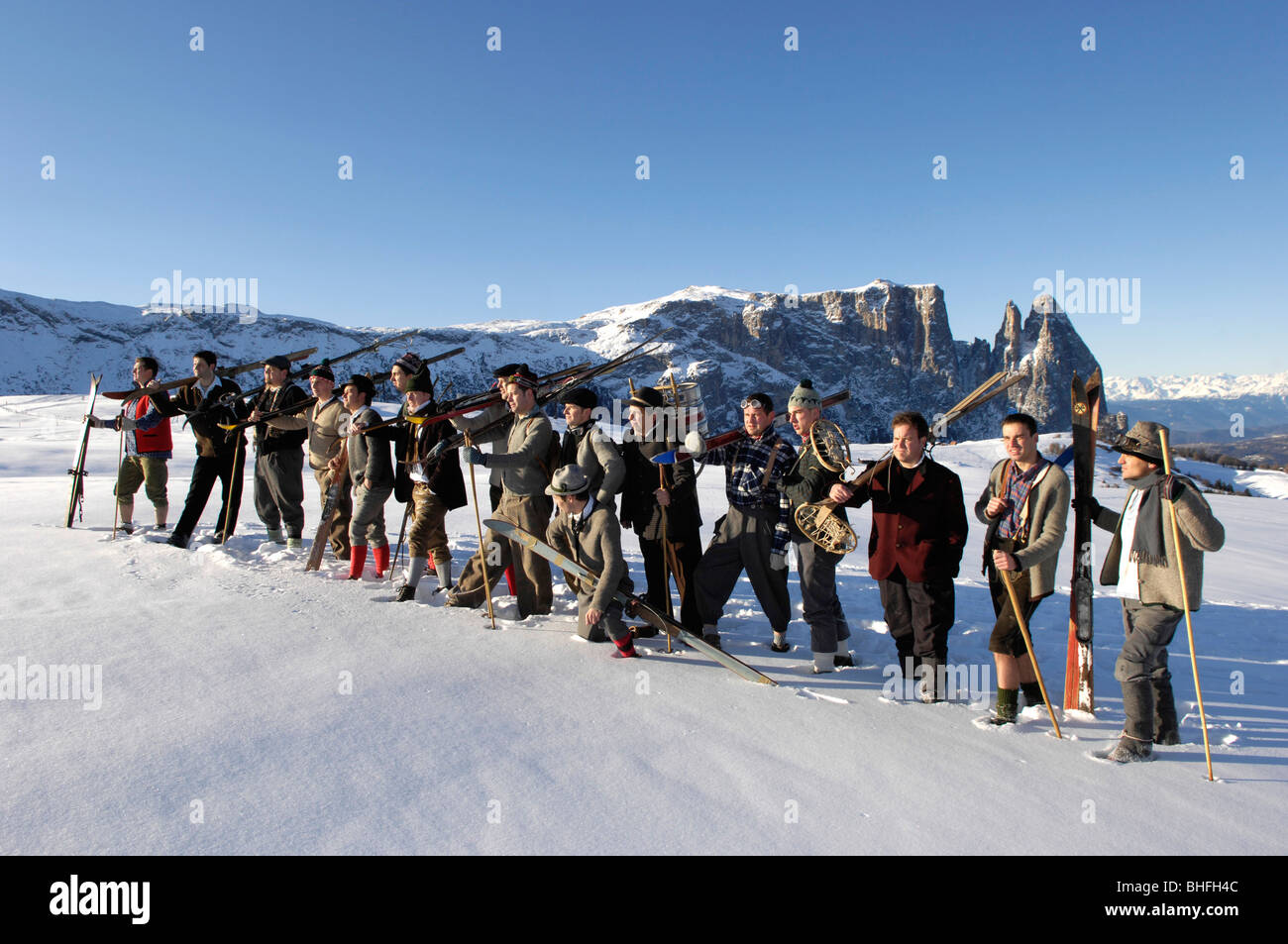 Photo de groupe, les hommes avec les skis, nostalgie, Siusi Sciliar, Tyrol du Sud, Italie, Banque D'Images