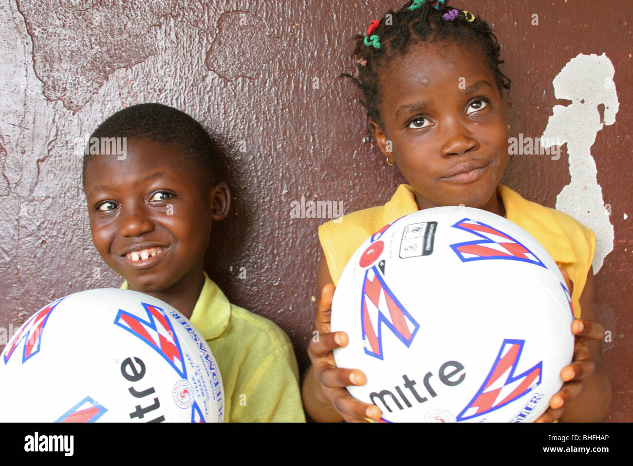 Les enfants aveugles recevoir des dons de ballons à la Milton Margai school for the blind, Freetown, Sierra Leone, Afrique Banque D'Images