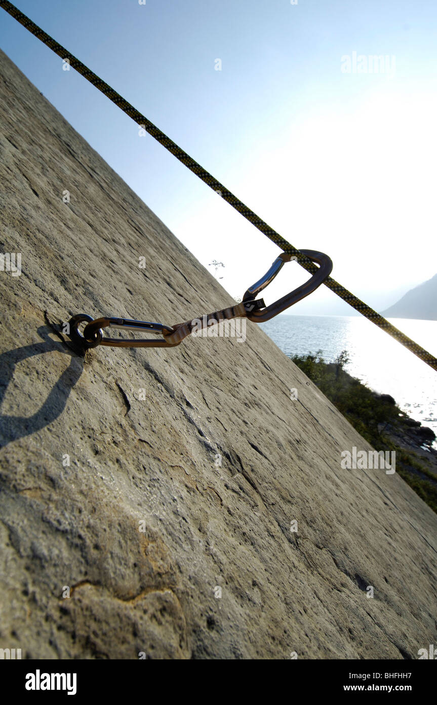 Voir plus d'une corde à un rock face à un lac dans la lumière du soleil, le Tyrol du Sud, Italie, Europe Banque D'Images