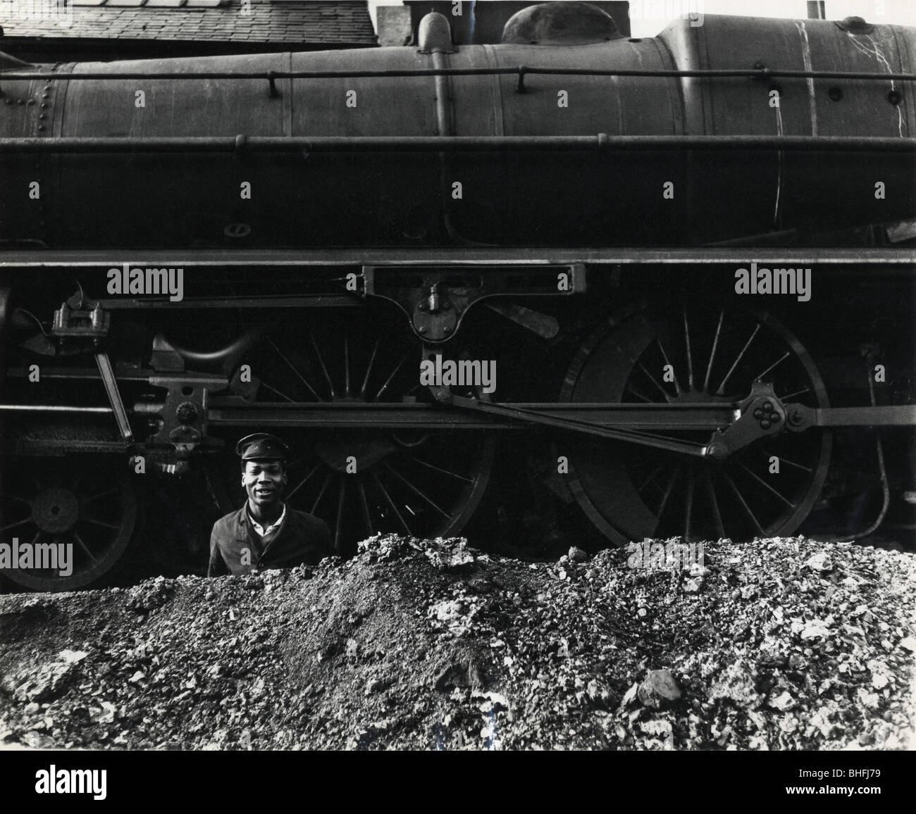 Un jeune homme noir travaillant comme cendrier cleaner avec cinq noir 44848 Moteur central à Leicester. 1962. Banque D'Images